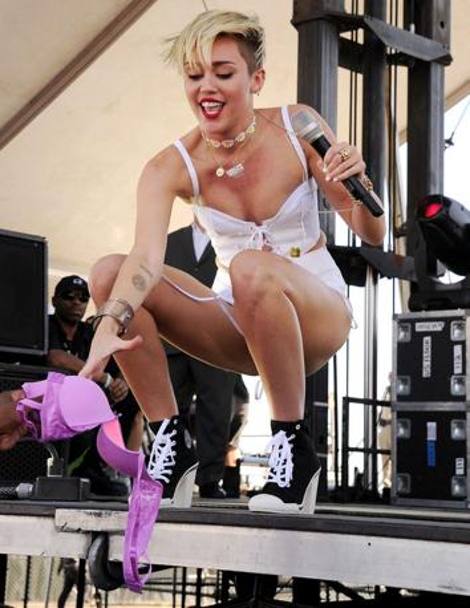 Miley si mette in mostra sul palco dell&#39;iHeart Festival